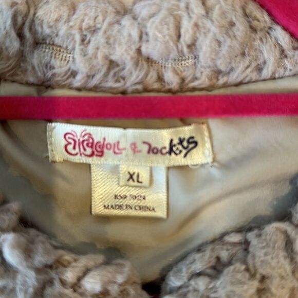 Ragdoll and rockets adorable taupe Sherpa vest - Picture 5 of 6